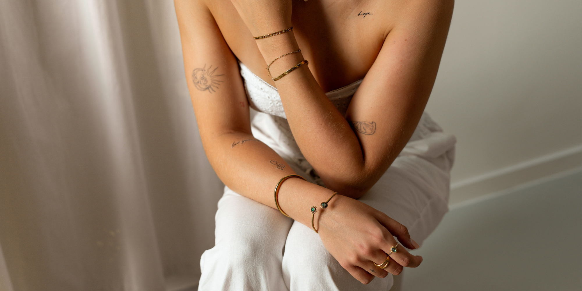 Tatovering på kravebenet: inspiration, betydning og tips til dette elegante sted