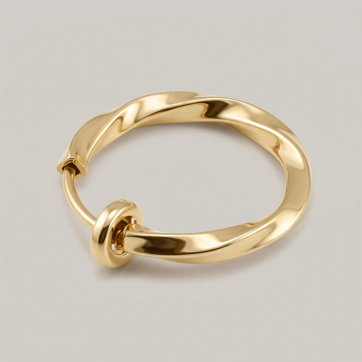 Nep piercing ring gedraaid goud