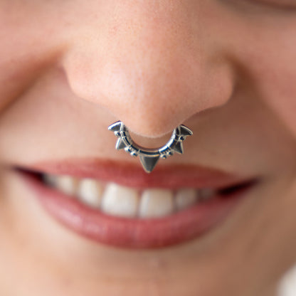 Lachende vrouw met nep septum tribal in zilver